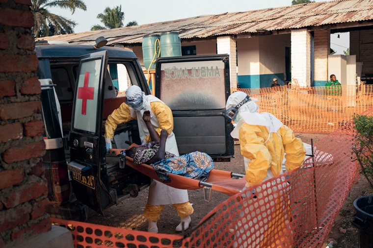 モングワルのエボラ治療センターに搬送された重症患者＝2026年6月20日　Ⓒ Alexis Huguet/MSF 