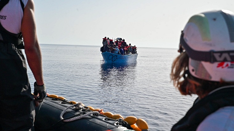 海上で66人が乗った木造船を発見し、全員を無事救助した＝2022年10月27日　© Candida Lobes/MSF