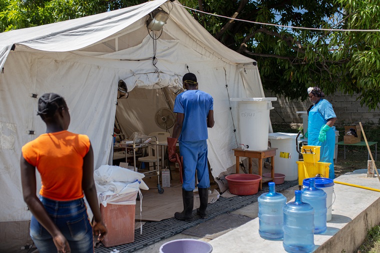 MSFスタッフがテント内部を清掃し、患者が清潔な水を利用できるようにする＝2022年10月3日　© Alexandre Marcou/MSF
