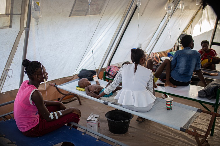 シテ・ソレイユのコレラ治療センターで感染した子どもの世話をする母親たち＝2022年10月7日　© Alexandre Marcou/MSF