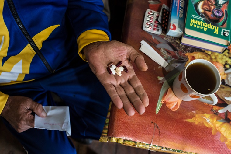 服薬する錠剤を見せるウクライナの薬剤耐性結核患者=2021年6月4日 © Oksana Parafeniuk/MSF