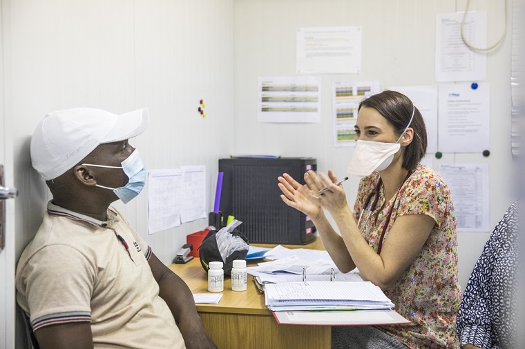 南アフリカでTB-PRACTECAL臨床試験の診療をするMSFの医師＝2018年8月5日　© Oliver Petrie/MSF