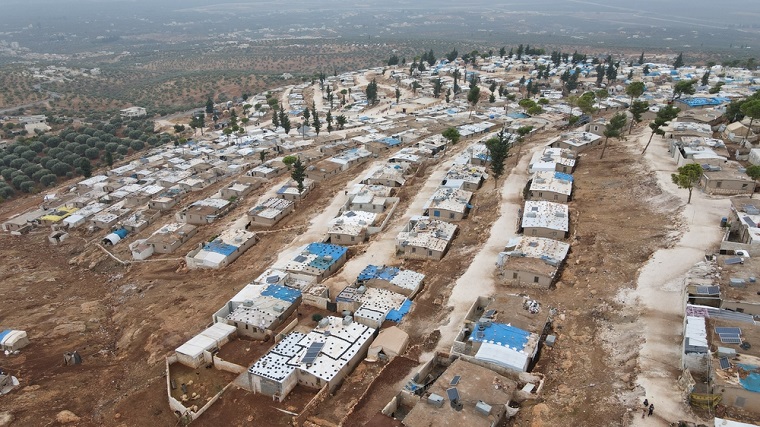 シリア北西部の避難民キャンプでは、劣悪な環境で人びとが暮らしている=2021年11月1日 © MSF