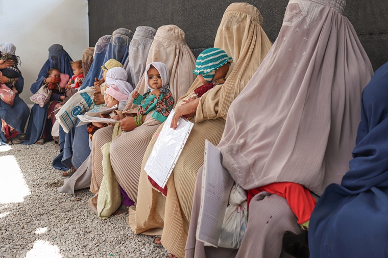 カンダハールにあるMSFの通院栄養治療センター（ATFC）の待合室に座る女性たち＝2022年11月22日 © Tasal Khogyani/MSF