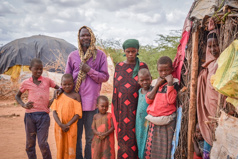 干ばつによりソマリアからダダーブ難民キャンプに避難してきた家族＝2022年6月23日　© Lucy Makori/MSF