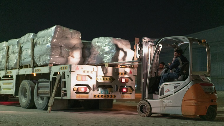 アラブ首長国連邦のドバイでシリアへの援助物資を積み込む＝2023年2月15日 　© Ahmad Amer/MSF