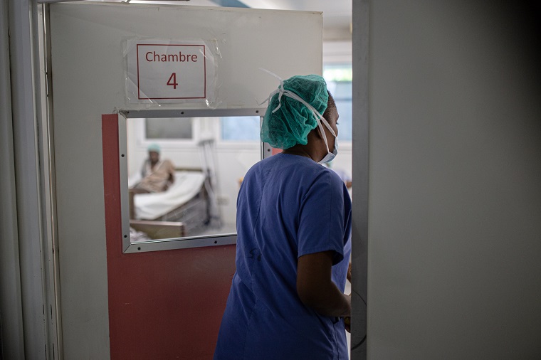 ポルトープランス、タバル病院。銃で撃たれけがをした患者の治療に当たるスタッフ＝2022年11月22日　© Alexandre Marcou/MSF