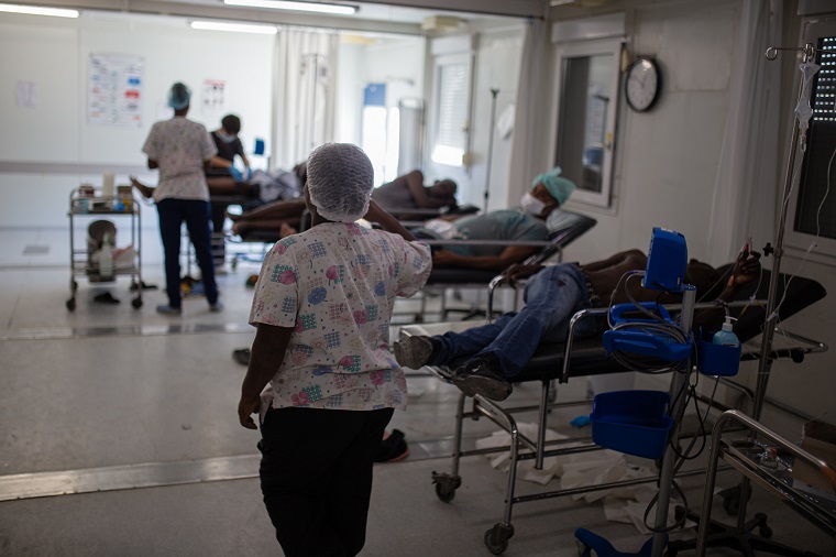 タバル病院の救急室は銃による負傷者で満員になっている=2022年12月2日 © Alexandre Marcou/MSF