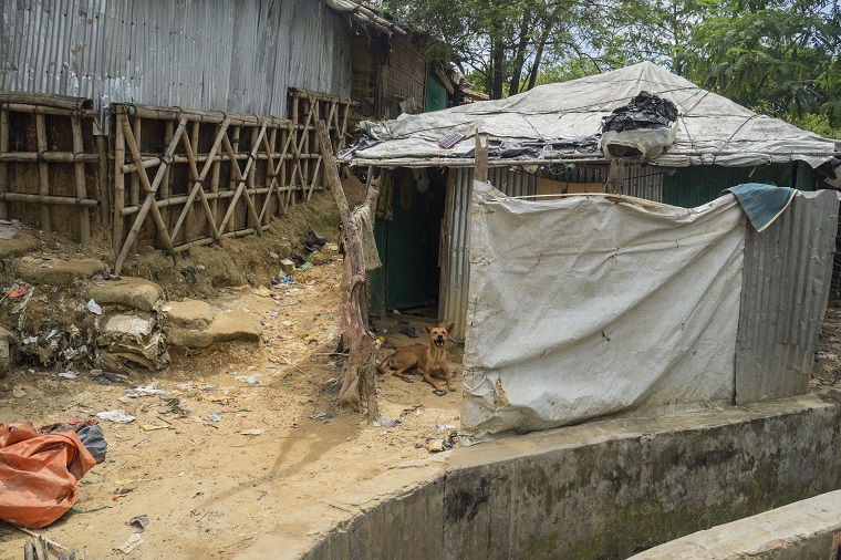 クトゥパロン難民キャンプの竹と防水シートで作られた仮設シェルター＝2022年6月27日　© Saikat Mojumder/MSF