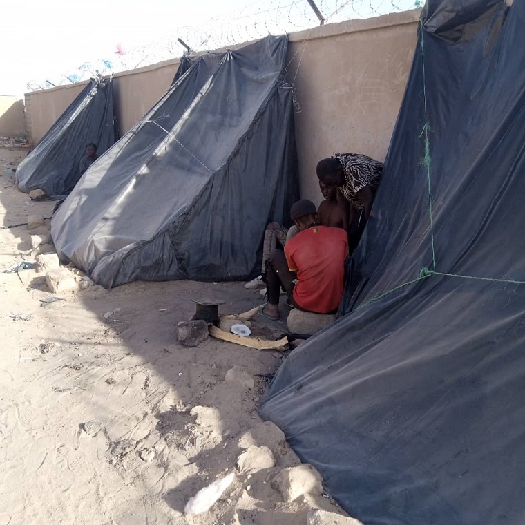 乾燥して暑い気温の中で生活する移民＝2023年3月3日　© MSF