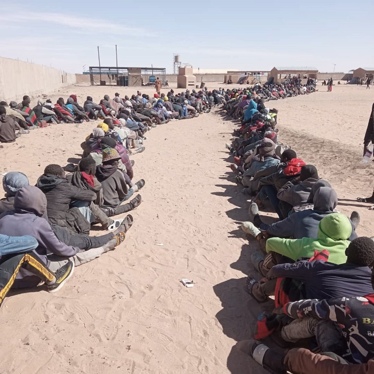 アッサマッカの砂漠に集まる移民＝2023年3月3日　© MSF