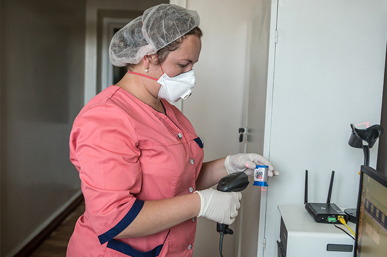 ウクライナのジトーミル州でMSFが支援する結核診療所で、GeneXpertを使用した検査キットをスキャンする検査助手＝2018年10月25日　🄫 Oksana Parafeniuk
