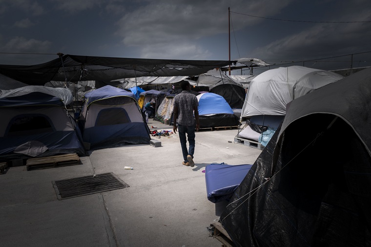 米国との国境に近いメキシコ・レイノサにある移民シェルター　© Yael Martínez/Magnum