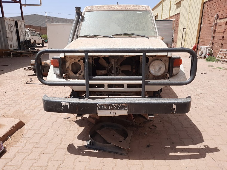 ハルツームのMSF倉庫が武装勢力によって略奪・占拠され、車両は盗まれたりタイヤを剥がされるなどの被害に遭った＝2023年5月13日 © MSF