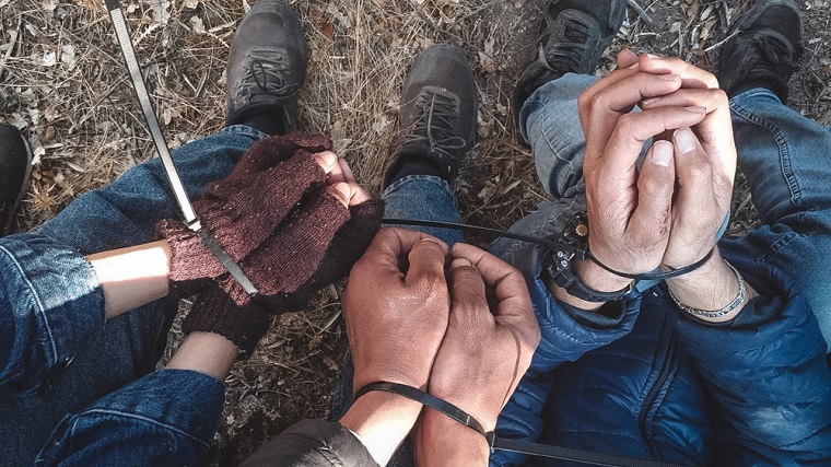 レスボス島で手首を縛られた3人を発見＝2022年10月20日 © MSF