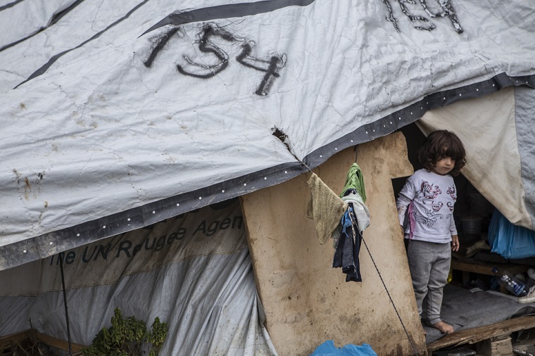 レスボス島のキャンプに隣接するオリーブ畑でテントの前に立つ少女=2019年10月7日 © MSF