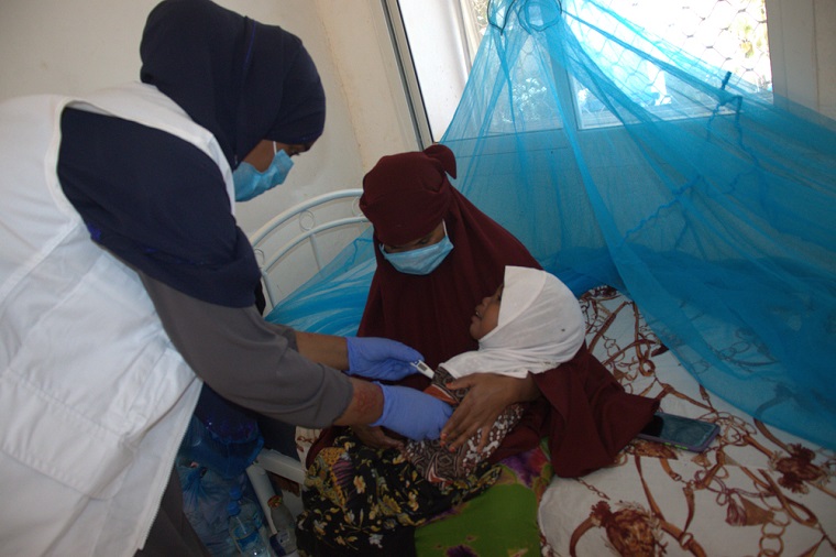 ラス・アノド総合病院ではしかの子どもに対応する看護師=2022年3月13日　© Dahir Abdullahi/MSF