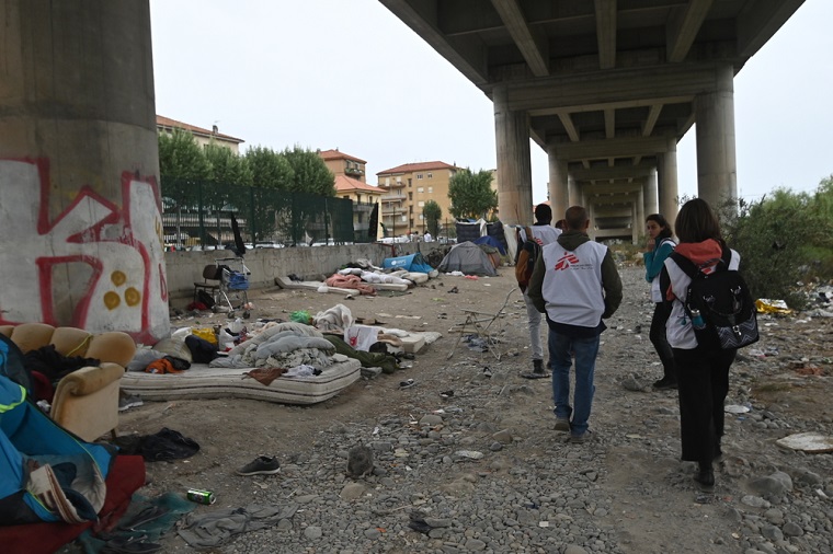 イタリア、ベンティミーリア市の川沿い。フランスに渡ろうとする人びとの一時的な非公式の滞在場所となっている＝2023年5月17日　© MSF/Candida Lobes