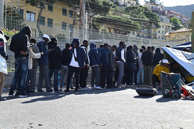 ベンティミーリアからフランスに入国しようとする数百人の移民たち＝2023年5月15日　© MSF/Candida Lobes