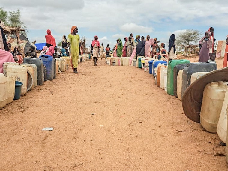 給水待ちの列をなす人びと。MSFはアドレ周辺で8カ所の給水ポイントを運営するがニーズははるかに上回る＝2023年8月2日 © MSF