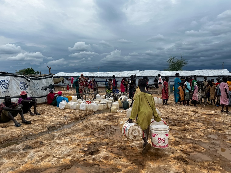 レンクの一時滞在センターの給水所に並ぶ人びと=2023年9月15日 © Evani Debone/MSF