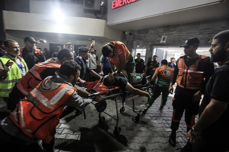 ガザ中心部のアル・シファ病院には多くの負傷者が運ばれている=2023年10月16日　© Ali Jadallah/Anadolu via AFP <br> 