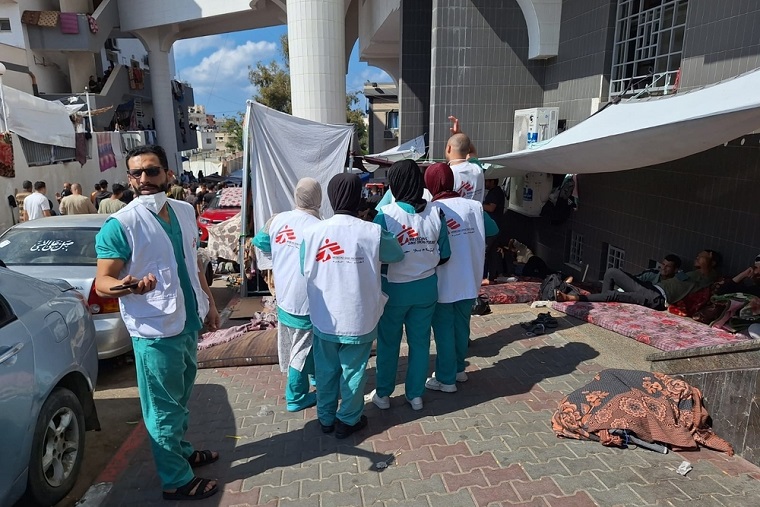 アル・シファ病院の外で過ごす人びとの健康状態を確認するMSFスタッフ=2023年10月20日　© MSF