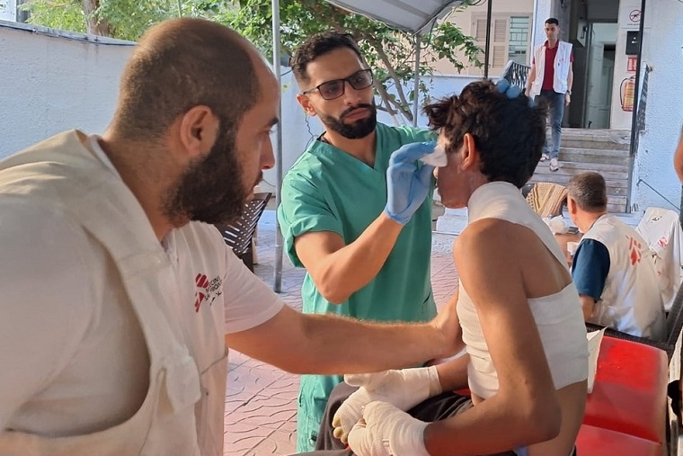 空爆で負傷した少年のケアに当たるMSFの看護師=2023年10月19日 © MSF