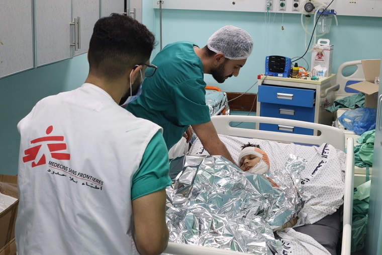 アル・シファ病院で負傷者を治療するMSFスタッフ=2023年10月19日　© Mohammad Masri