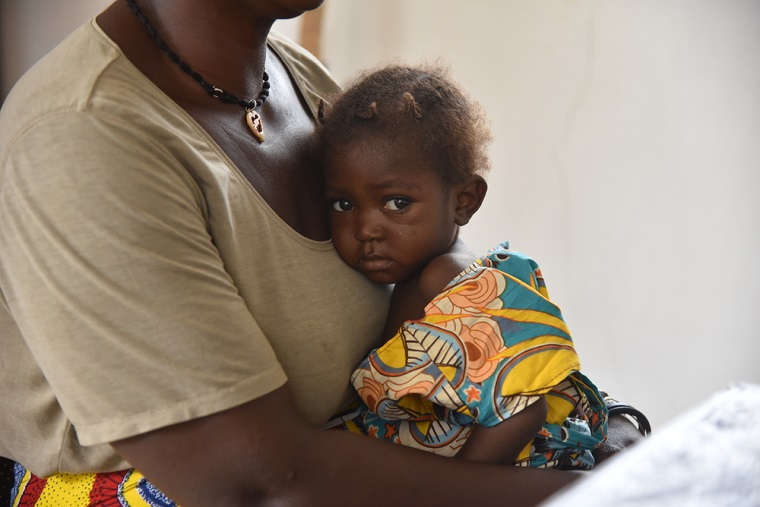 結核にかかり母親とともにMSFによる検査を受ける子ども＝シエラレオネ、2023年1月27日　🄫 Mary Dumbuya/MSF