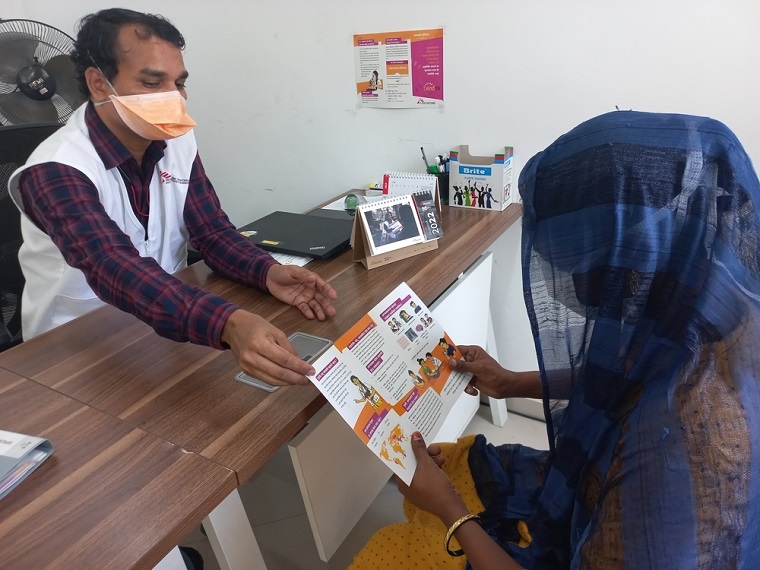endTBの臨床試験登録者にリーフレットを手渡すMSFのスタッフ＝インド、2023年10月29日　🄫 Siddhesh Gunandekar/MSF
