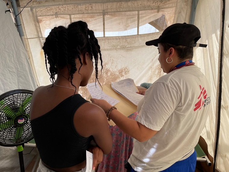 ラハス・ブランカスにあるMSFのテントで母子を診察するMSFの医師＝2023年4月6日 © Natalia Romero Peñuela/MSF
