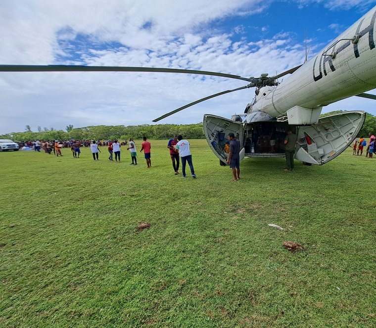 豪雨の影響を受けるマダガスカルで、栄養治療食をヘリコプターに積み込み遠隔地の診療所に届ける＝2023年3月30日 © Mitsi Persani/MSF