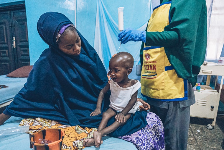 水がんと栄養失調を同時に患う子どもに食事を提供し、傷の手当てをするスタッフ＝2023年5月10日 © Fabrice Caterini/Inediz