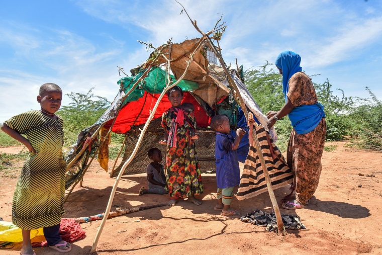 ダガレイに到着し、仮設のテントを設置する親子=2021年5月8日 © Paul Odongo/MSF