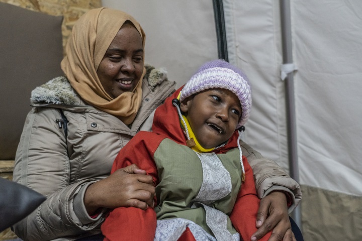 麻痺がある息子と共にソマリアからギリシャにたどり着いた女性 © Anna Pantelia/MSF