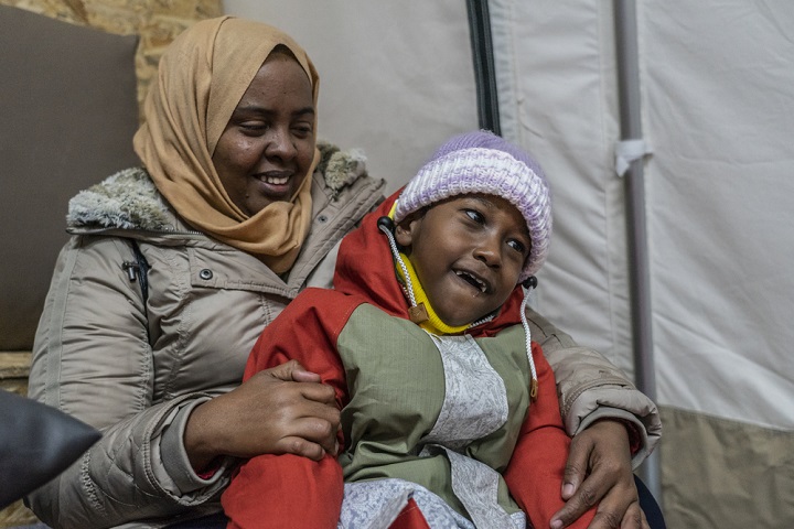 麻痺がある息子と共にソマリアからギリシャにたどり着いた女性 © Anna Pantelia/MSF