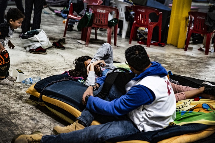メキシコ北部で移民キャラバンの援助をするMSFスタッフ © Juan Carlos Tomasi/MSF