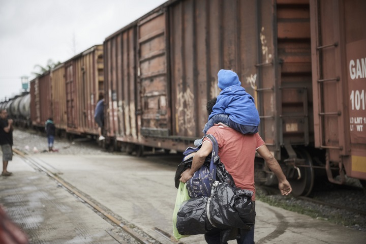 暴力を逃れようと、北に向けて避難する人びと © Christina Simons/MSF