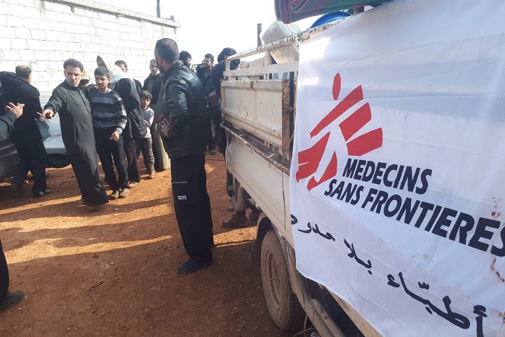 イドリブ県北部で、シリア各地から避難してきた住民に対し必須の生活用品を配布するMSFチーム　© MSF