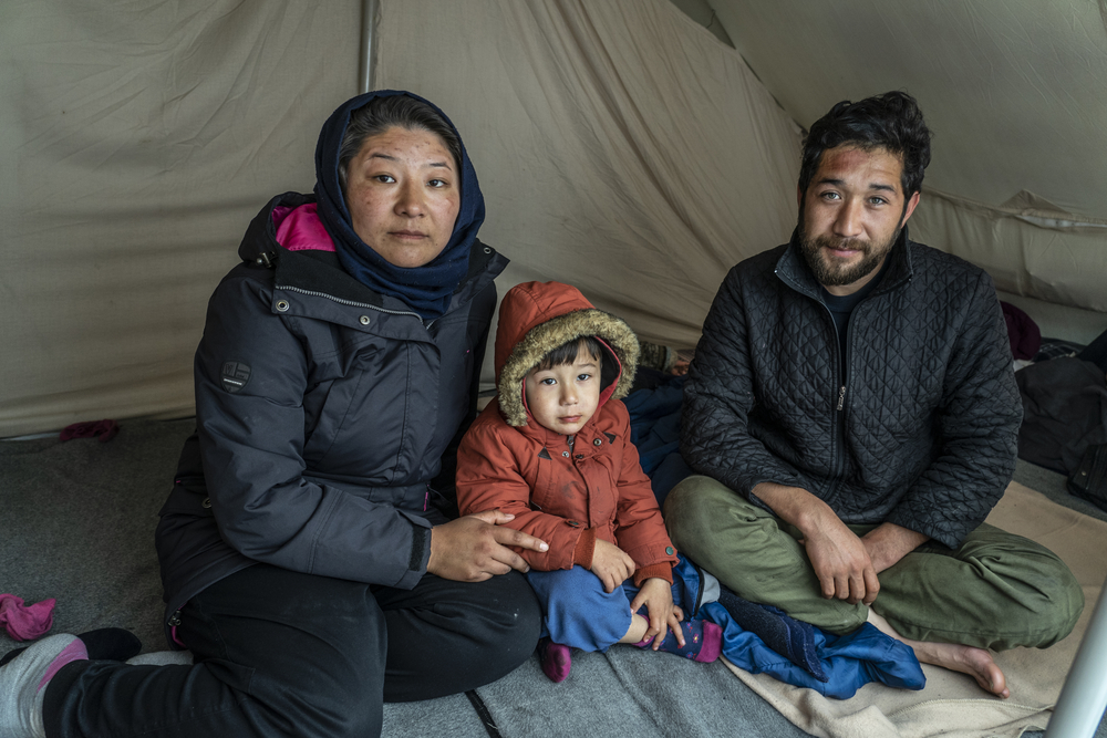 モリア難民キャンプに暮らすアフガニスタン出身の家族。中央のモハメド君（3歳）は脳障害を患っているが、本土に行かなければ必要な治療が受けられない。　🄫 Anna Pantelia/MSF