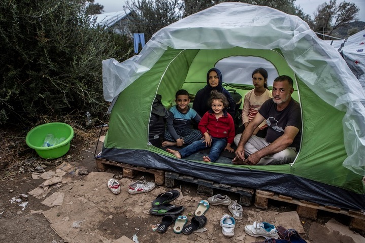 モリアの難民キャンプで5人家族がひとつのテントで暮らす＝2019年撮影　🄫 Anna Pantelia／MSF