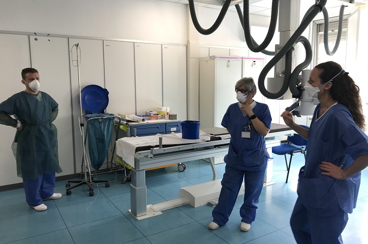 イタリアで最初の感染確定が出た病院の支援にあたるMSFスタッフ © Lisa Veran/MSF