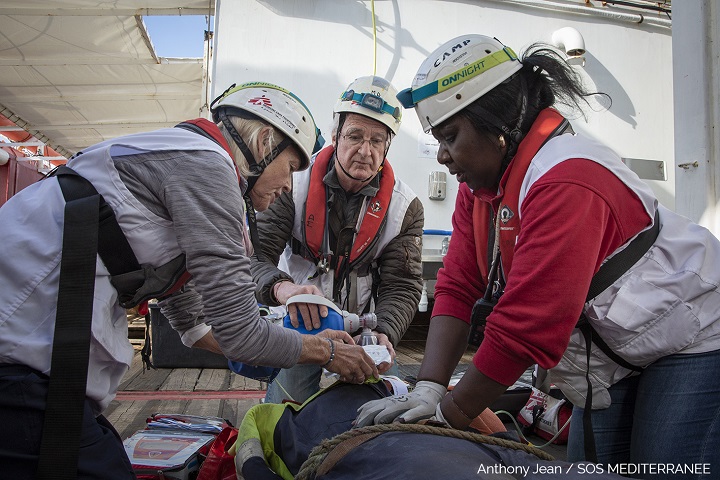 捜索・救助海域に向けて航行中のオーシャン・バイキング号で救命のトレーニングを行うMSFとSOSのスタッフ＝2020年2月撮影 © ANTHONY JEAN/SOS MEDITERRANEE