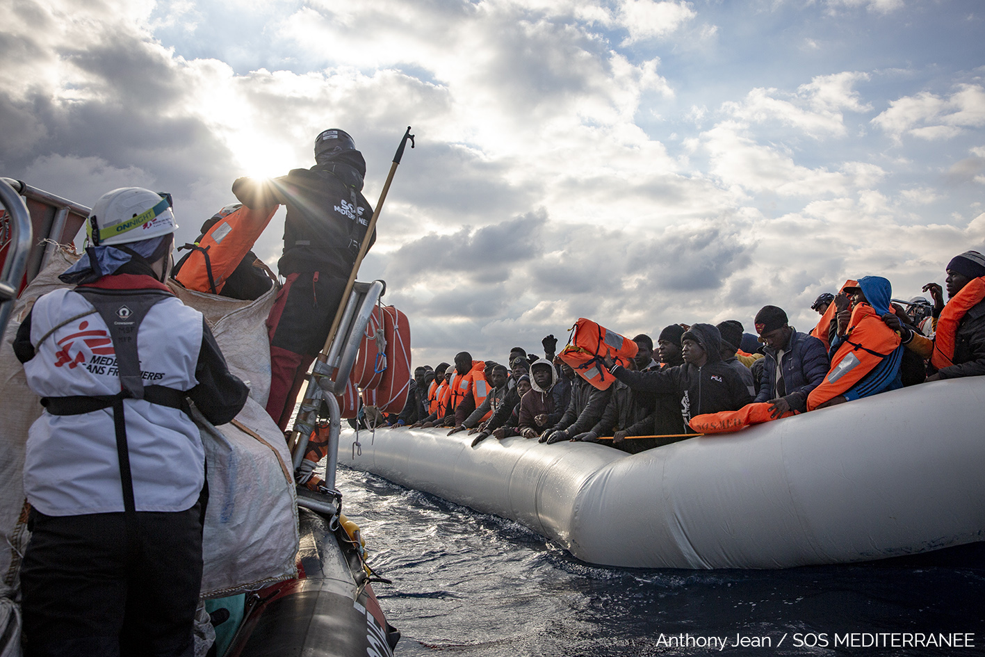 地中海上で救助活動を行うMSFとSOSのスタッフ。荒天により救助活動は難航したが98人が無事救助された＝2020年2月撮影 © ANTHONY JEAN/SOS MEDITERRANEE