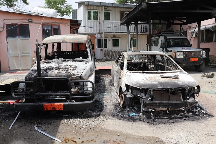 病院敷地内で破壊された車両  © Frederic Bonnot/MSF