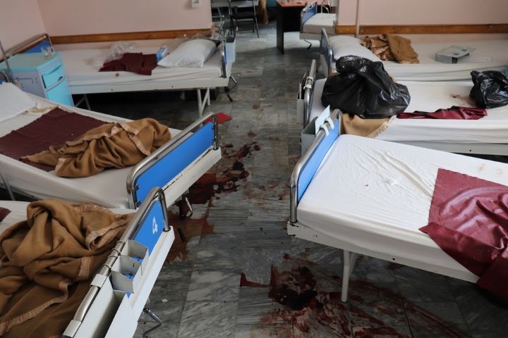 襲撃を受けた産科病棟のベッドと床に残る血痕 🄫 Frederic Bonnot/MSF