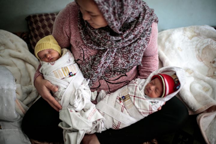 ダシュ・バルチ産科病棟で生まれた双子を抱く女性=2019年撮影 🄫 Sandra Calligaro