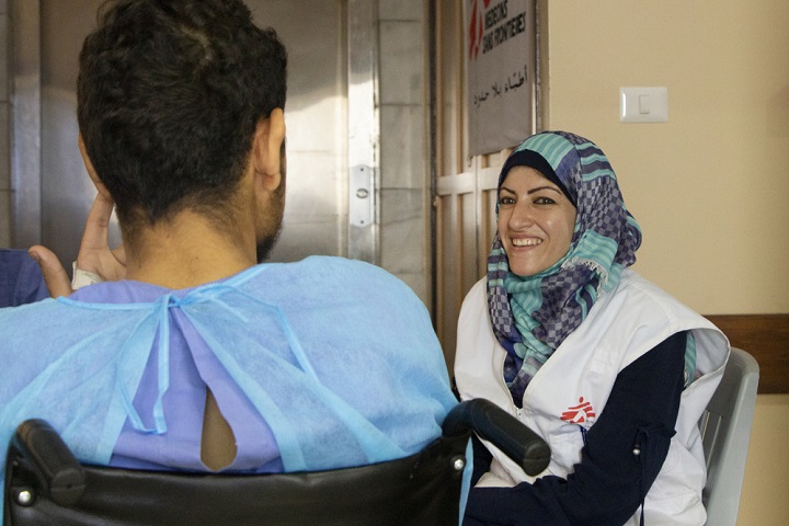 薬剤耐性菌に感染した骨髄炎患者のケアにあたるMSFのカウンセラー＝パレスチナ自治区ガザで2019年9月撮影　© Jacob Burns/MSF