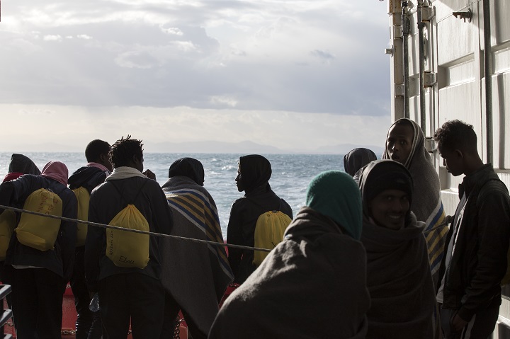 MSFとSOSメディテラネが運航した「オーシャン・バイキング号」に救助された人びと＝2019年　© Johan Persson